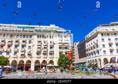 Blick auf den Aristotelous Square-Πλατεία Αριστοτέλους. Großer öffentlicher Platz am Wasser, entworfen von Ernest Hebrard und umgeben von Villen und Cafés. Stockfoto