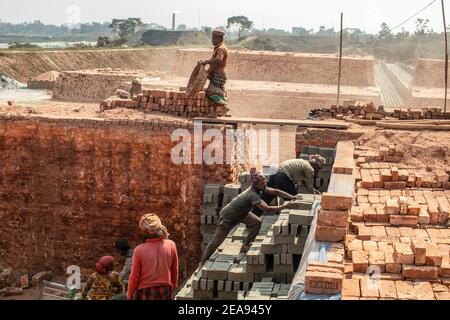 Dhaka, Bangladesch. Februar 2021, 08th. Arbeiter arbeiten auf einem Ziegelfeld am Stadtrand von Dhaka.die meisten Arbeiter arbeiten hier 7 Tage die Woche und bekommen BDT (Bangladeshi Taka) 350 ($4,37) pro Tag. Kredit: SOPA Images Limited/Alamy Live Nachrichten Stockfoto