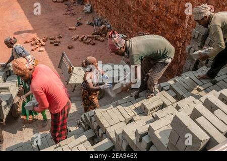 Dhaka, Bangladesch. Februar 2021, 08th. Arbeiter arbeiten auf einem Ziegelfeld am Stadtrand von Dhaka.die meisten Arbeiter arbeiten hier 7 Tage die Woche und bekommen BDT (Bangladeshi Taka) 350 ($4,37) pro Tag. Kredit: SOPA Images Limited/Alamy Live Nachrichten Stockfoto