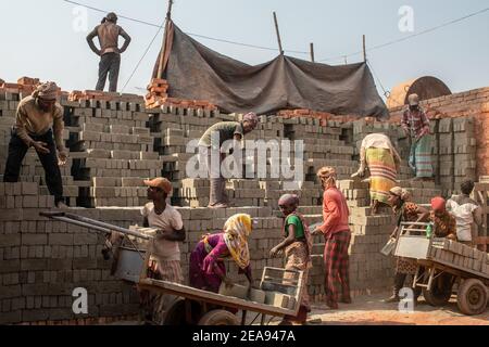 Dhaka, Bangladesch. Februar 2021, 08th. Arbeiter arbeiten auf einem Ziegelfeld am Stadtrand von Dhaka.die meisten Arbeiter arbeiten hier 7 Tage die Woche und bekommen BDT (Bangladeshi Taka) 350 ($4,37) pro Tag. Kredit: SOPA Images Limited/Alamy Live Nachrichten Stockfoto