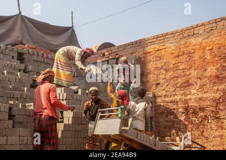 Dhaka, Bangladesch. Februar 2021, 08th. Arbeiter arbeiten auf einem Ziegelfeld am Stadtrand von Dhaka.die meisten Arbeiter arbeiten hier 7 Tage die Woche und bekommen BDT (Bangladeshi Taka) 350 ($4,37) pro Tag. Kredit: SOPA Images Limited/Alamy Live Nachrichten Stockfoto