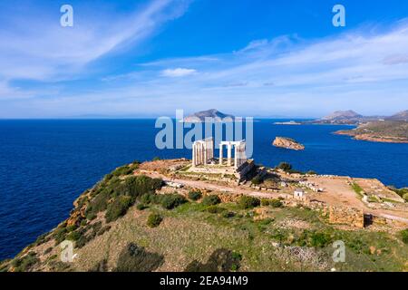 Griechenland Kap Sounio, Poseidon Tempel Luftdrohne Ansicht. Archäologische Stätte der antiken griechischen Tempelruinen auf einem Hügel, Athens Attica. Wolkiger blauer Himmel Stockfoto