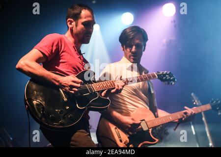 British Sea Power spielt live auf der Bühne im Rahmen des Greenman 2013 Festivals in Glanusk, Südwales Stockfoto