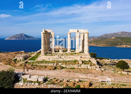 Griechenland Kap Sounio, Poseidon Tempel Luftdrohne Ansicht. Archäologische Stätte der antiken griechischen Tempelruinen, Athens Attica. Blauer Himmel und Meer backgrpund, Stockfoto