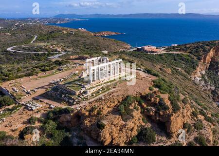 Griechenland Kap Sounio, Poseidon Tempel Luftdrohne Ansicht. Archäologische Stätte der antiken griechischen Tempelruinen, Athens Attica. Blauer Himmel und Meer backgrpund, Stockfoto