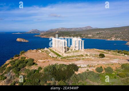 Griechenland Kap Sounio, Poseidon Tempel Luftdrohne Ansicht. Archäologische Stätte der antiken griechischen Tempelruinen auf einem Hügel, Athens Attica. Wolkiger blauer Himmel Stockfoto