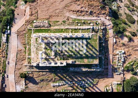 Griechenland Kap Sounio, Poseidon Tempel Luftdrohne Draufsicht. Archäologische Stätte der antiken griechischen Tempelruinen, Athens Attica, sonniger Tag Stockfoto