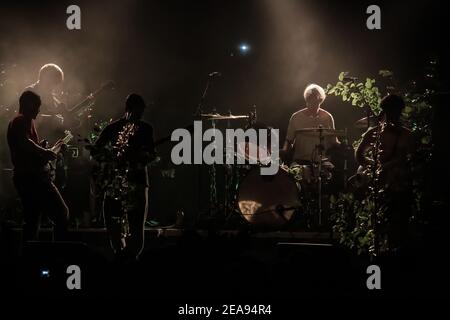 British Sea Power spielt live auf der Bühne im Rahmen des Greenman 2013 Festivals in Glanusk, Südwales Stockfoto