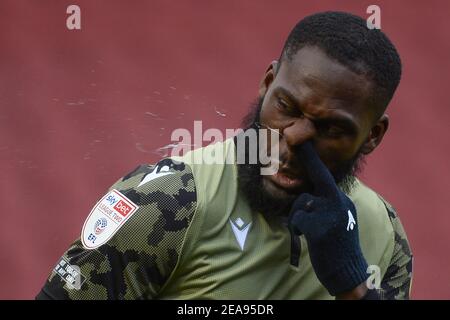 Frank Nouble von Colchester United macht sich die Nase frei - Leyton Orient / Colchester United, Sky Bet League Two, The Breyer Group Stadium, London, UK - 6th. Februar 2021 nur für redaktionelle Verwendung - es gelten DataCo-Beschränkungen Stockfoto