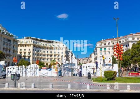 Blick auf den Aristotelous Square-Πλατεία Αριστοτέλους. Großer öffentlicher Platz am Wasser, entworfen von Ernest Hebrard und umgeben von Villen und Cafés. Stockfoto