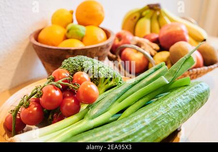 Berlin, Deutschland. Februar 2021, 04th. Verschiedene Gemüse- und Obstsorten liegen in Körben auf einem Tisch in einer Wohnung im Prenzlauer Berg. Um gesund zu bleiben, sollten viele von ihnen auf unserer Speisekarte stehen. Quelle: Annette Riedl/dpa-Zentralbild/ZB/dpa/Alamy Live News Stockfoto