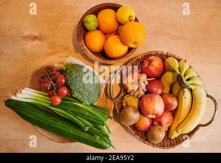 Berlin, Deutschland. Februar 2021, 04th. Verschiedene Gemüse- und Obstsorten liegen in Körben auf einem Tisch in einer Wohnung im Prenzlauer Berg. Um gesund zu bleiben, sollten viele von ihnen auf unserer Speisekarte stehen. Quelle: Annette Riedl/dpa-Zentralbild/ZB/dpa/Alamy Live News Stockfoto