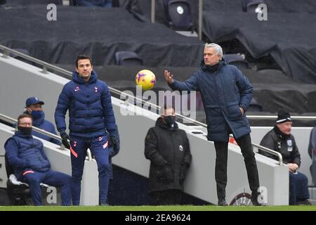 Manager of Tottenham Hotspur, Jose Mourinho and Assistant, Joao Sacramento - Tottenham Hotspur V West Bromwich Albion, Premier League, Tottenham Hotspur Stadium, London, UK - 7th. Februar 2021 nur redaktionelle Verwendung - es gelten DataCo-Beschränkungen Stockfoto