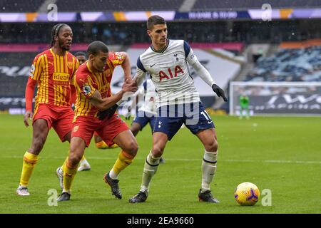 Erik Lamela von Tottenham Hotspur kämpft mit Lee Peltier von West Bromwich Albion - Tottenham Hotspur gegen West Bromwich Albion, Premier League, Tottenham Hotspur Stadium, London, UK - 7th. Februar 2021 nur redaktionelle Verwendung - es gelten die DataCo-Einschränkungen Stockfoto