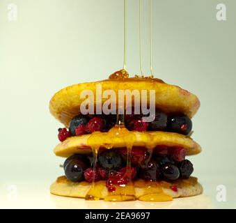 Pfannkuchen, mit frischen Sommerbeeren, Faschingsdienstag, Pancaktag Stockfoto