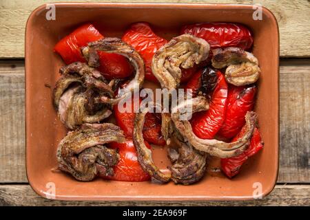 Gegrilltes gerolltes britisches Lamm auf gegrillten roten Paprika, die selbst zubereitet wurden. England GB Stockfoto