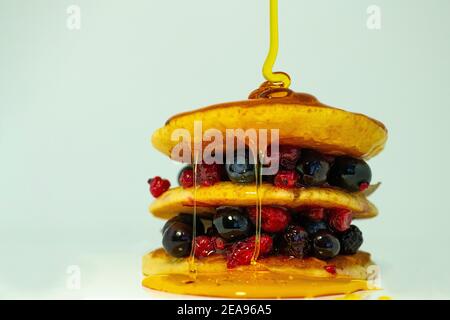 Pfannkuchen, mit frischen Sommerbeeren, Faschingsdienstag, Pfannkuchen-Tag Stockfoto