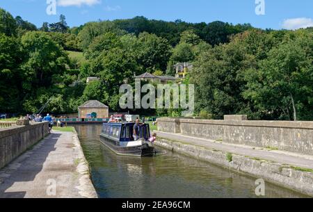 Barge auf dem Dundas Aquädukt, der den Kennet- und Avon-Kanal über den Fluss Avon führt, in der Nähe von Limpley Stoke, Wiltshire / Somerset Border, UK, Stockfoto