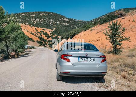 07. September 2020, Isparta, Türkei: Fiat Egea Auto geparkt auf einer unbefestigten Straße in einem Wald im Taurusgebirge Stockfoto