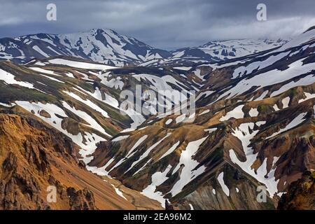 Rhyolite Berge im Landmannalaugar Tal im Fjallabak Naturschutzgebiet, Naturpark bei Hekla / Hekla im Sommer, Sudurland, Island Stockfoto