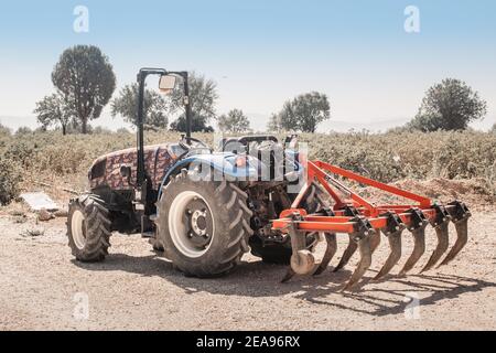 07. September 2020, Isparta, Türkei: Pflug für die Bodenbearbeitung wird an einem staubigen Traktor befestigt. Ausrüstung in der Industrie der Landwirtschaft Stockfoto