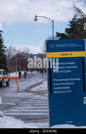 Ottawa, Ontario, Kanada - 6. Februar 2021: Ein Schild am nördlichen Ende der Queen Elizabeth Zufahrt weist auf die tägliche Schließung des parkway hin Stockfoto