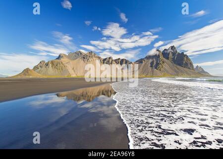 Vestrahorn / Vesturhorn, Geröllberg aus Gabbro- und Granophyre-Felsen, Teil des Klifatindur-Gebirges bei Stokksnes, Island Stockfoto