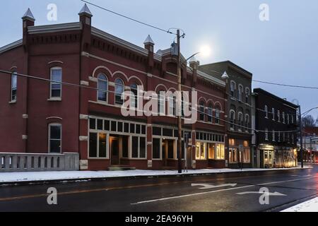 Baldwinsville, New York, USA. Januar 19, 2021. Oswego Street in der kleinen Stadt Baldwinsville an einem kalten, Januarabend Stockfoto