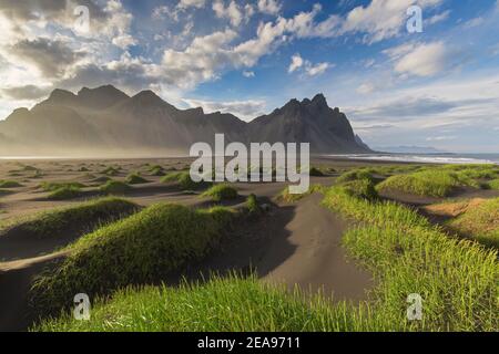 Vestrahorn / Vesturhorn, Geröllberg aus Gabbro- und Granophyre-Felsen, Teil des Klifatindur-Gebirges bei Stokksnes, Island Stockfoto