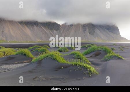 Vestrahorn / Vesturhorn, Geröllberg aus Gabbro- und Granophyre-Felsen, Teil des Klifatindur-Gebirges bei Stokksnes, Island Stockfoto