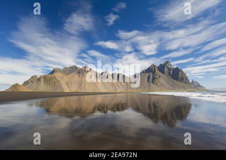 Vestrahorn / Vesturhorn, Geröllberg aus Gabbro- und Granophyre-Felsen, Teil des Klifatindur-Gebirges bei Stokksnes, Island Stockfoto