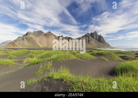 Vestrahorn / Vesturhorn, Geröllberg aus Gabbro- und Granophyre-Felsen, Teil des Klifatindur-Gebirges bei Stokksnes, Island Stockfoto