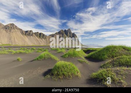 Vestrahorn / Vesturhorn, Geröllberg aus Gabbro- und Granophyre-Felsen, Teil des Klifatindur-Gebirges bei Stokksnes, Island Stockfoto