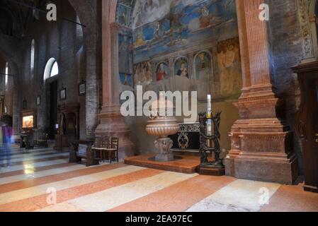 Innenraum des berühmten Duomo in Modena, italien Stockfoto