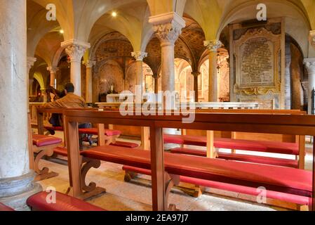 Innenraum des berühmten Duomo in Modena, italien Stockfoto