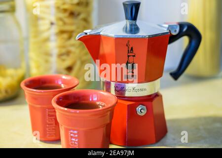 Bialetti Moka Express Herd oben Kaffeekanne und Tassen. Stockfoto