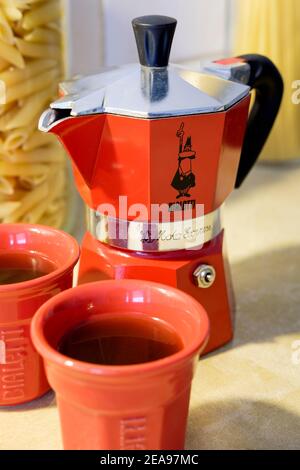 Bialetti Moka Express Herd oben Kaffeekanne und Tassen. Stockfoto