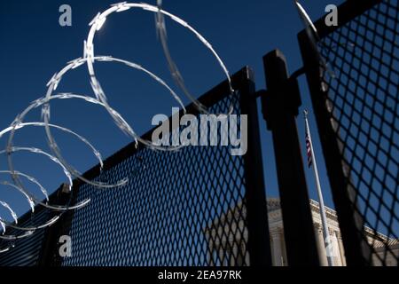 Washington, USA. Februar 2021, 08th. Der US-Oberste Gerichtshof hinter Rasierdraht-Sicherheitszaun in Washington, DC, am Montag, 8. Februar 2021. Der Senat wird mit dem Amtsenthebungsverfahren gegen den ehemaligen Präsidenten Trump vorankommen, während die Kongressverhandlungen über zusätzliche COVID-Hilfsmaßnahmen fortgesetzt werden. (Graeme Sloan/Sipa USA) Quelle: SIPA USA/Alamy Live News Stockfoto