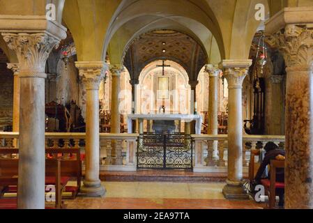 Innenraum des berühmten Duomo in Modena, italien Stockfoto