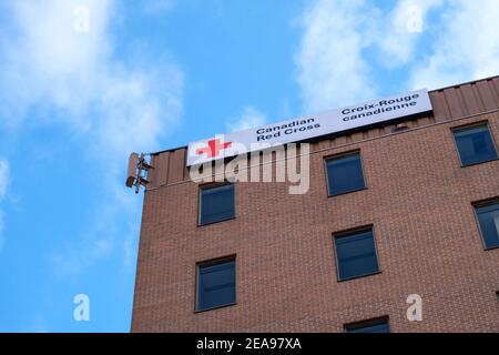 Ottawa, Ontario, Kanada - 6. Februar 2021: Ein Schild für das kanadische Rote Kreuz hängt auf dem National Office für die gemeinnützige Organisation, befindet sich in Stockfoto