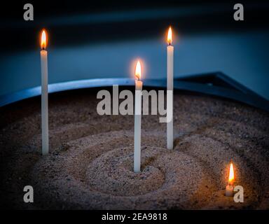 Kerzenanordnung in einer Kirche Stockfoto