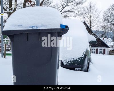 Schneechaos Mülltonnen werden nicht abgeholt Stockfoto