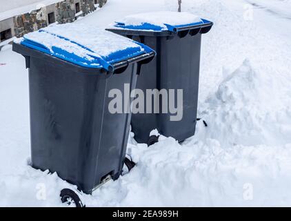 Keine Müllentsorgung im Winterchaos Es gibt Müll Dosen Stockfoto