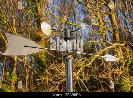 Metall Garten Wind oder Wetterfahne und Pfeil in der Niedrige goldene Winter Sonne Licht Stockfoto