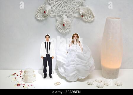 Paar, Mann und Frau, weiße Hochzeit, Hochzeitstorte, ausgeschnittene Figuren, Lampe, Ringe, Glücksperlen, Hochzeitskleid, Hochzeitsanzug, weiß, Leuchtlampe, Collage Stockfoto