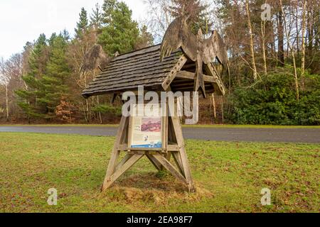 Loch Ken, Schottland - 24. Dezember 2020: Holzschild für den Galloway Red Kite Trail am Loch Ken, Galloway, Schottland Stockfoto