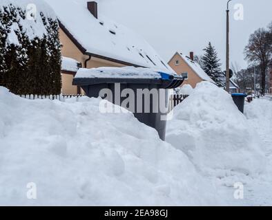 Das Anwesen ist komplett eingeschneit. Müllentsorgung kommt nicht Stockfoto