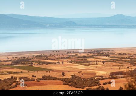 Luftaufnahme des Burdur Sees in der Region Isparta mit Ackerland im Vordergrund. Landwirtschaft und natürliche Ressourcen in der Türkei Stockfoto