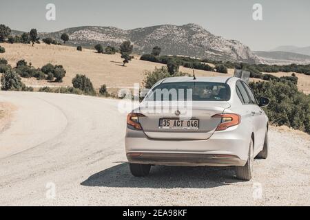 07. September 2020, Isparta, Türkei: Auto auf der Seite einer Straße in ländlicher Umgebung geparkt. Agrotourismus und Autovermietung für Reisen rund um das Land Stockfoto