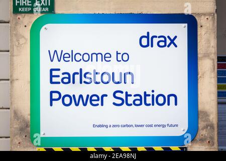 Earlstoun, Schottland - 24. Dezember 2020: Drax-Schild für das Kraftwerk Earlstoun auf dem Galloway Hydro Electric Scheme, Schottland Stockfoto